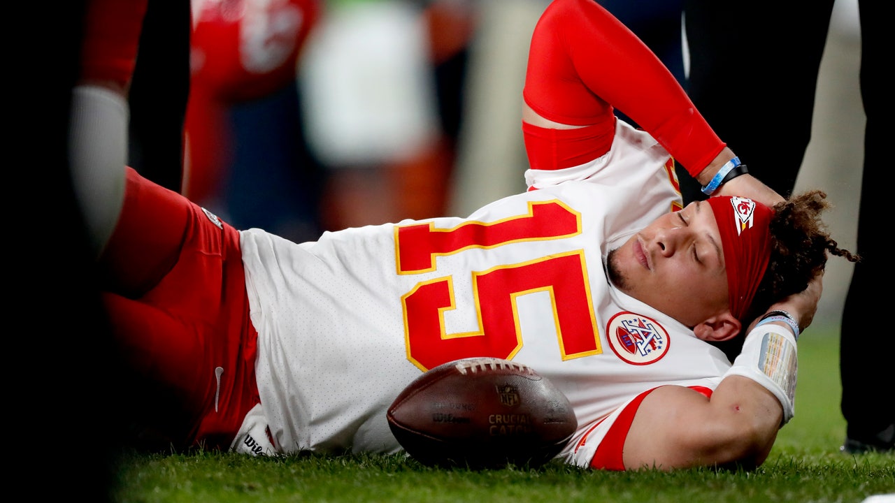 Chiefs' Mahomes begins knee rehab as game week begins